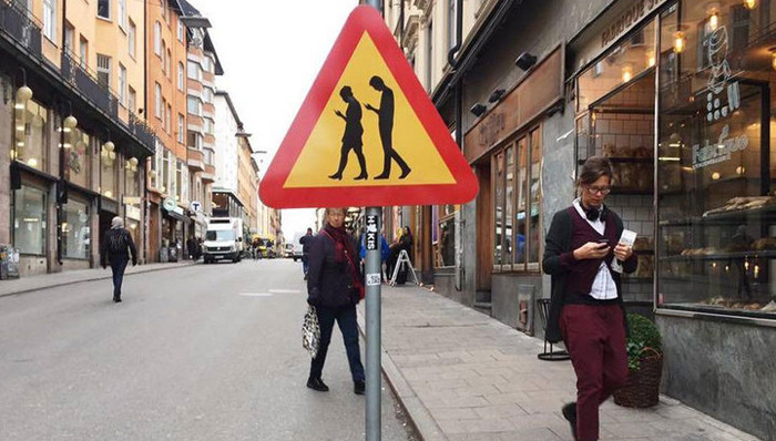 В Финляндии установили дорожный знак предупреждающий о людях с гаджетами