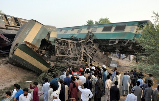 Не менее 100 человек пострадали при столкновении поездов в Пакистане