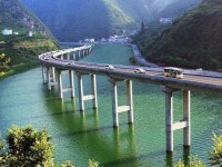 В Китае построили мост вдоль реки (фото)