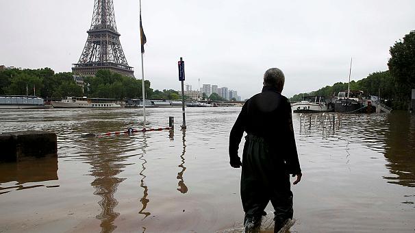 Наводнение во Франции: затоплен Лувр, эвакуировали тысячи людей (видео)