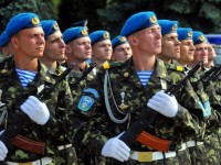 В России опять конфуз: ко Дню ВДВ на плакатах появились украинские десантники