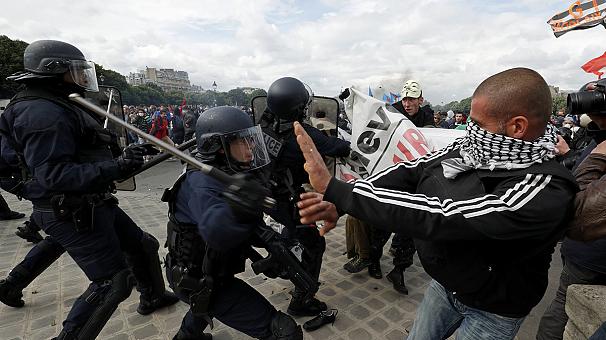 Массовая манифестация в Париже: туристические объекты закрыты, столкновения с полицией