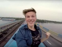 Киевский подросток прокатился на крыше поезда метро (видео)