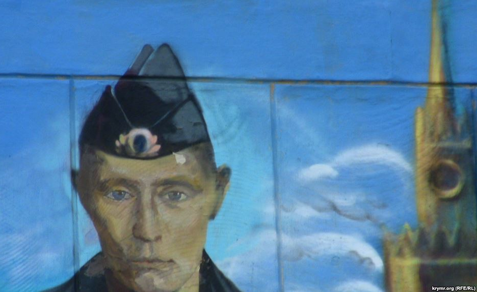 Жители Севастополя просят «освежить» облезлого Путина на фасаде