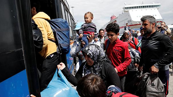 Афины просят мигрантов оставить Пирей туристам