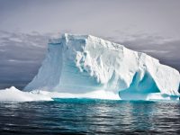 Таяние льдов в Антарктике и Арктике влияет на земную кору