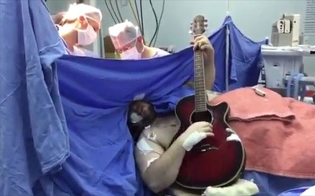 Бразилец сыграл на гитаре во время операции на мозге