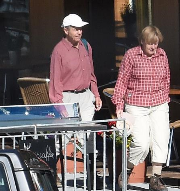 Канцлер Германии Меркель пять лет надевает в походы один и тот же костюм