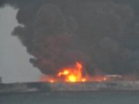 У берегов Китая горит и может взорваться нефтяной танкер