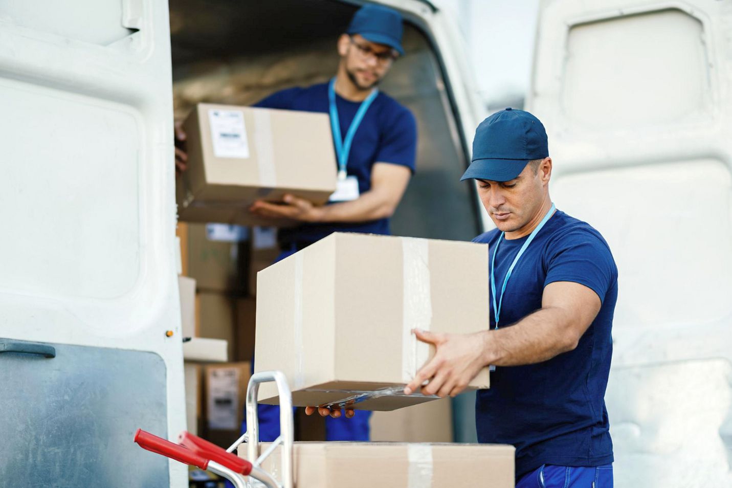 Перевезення особистих речей за кордон: чому краще звернутися до транспортної компанії Перевезення особистих речей за кордон: чому краще звернутися до транспортної компанії