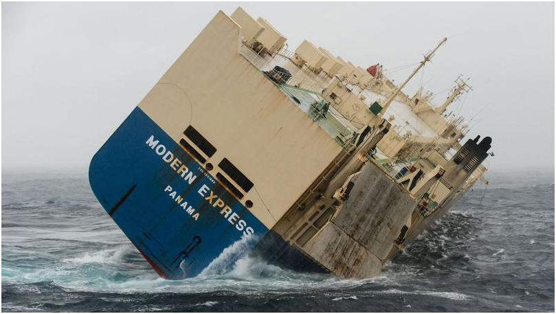 На французское побережье может выбросить огромный 164-метровый корабль