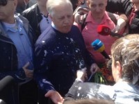 Симоненко на митинге облили кефиром