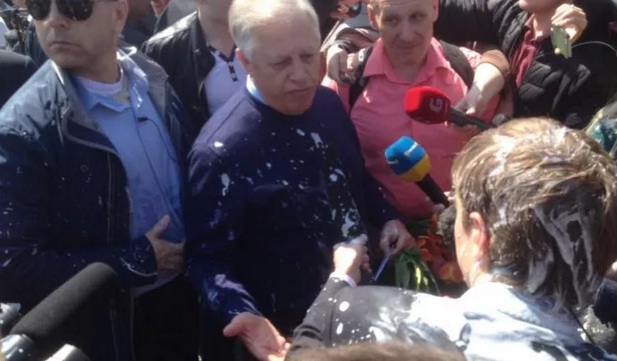 Симоненко на митинге облили кефиром