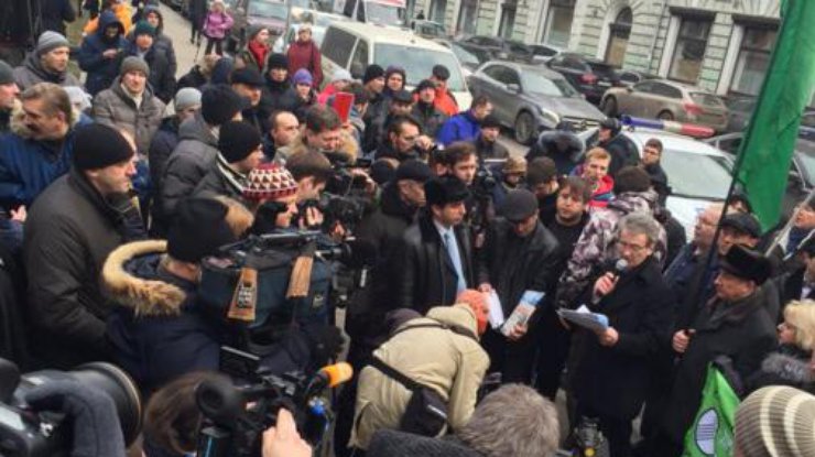 В Москве дальнобойщики пикетируют администрацию Путина