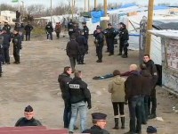 Французская полиция начала выселять мигрантов из самодельного лагеря в Кале