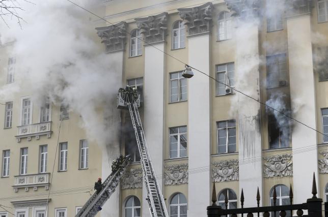 Москва: пожар в минобороны потушили, но здание и дальше заливают водой (видео)