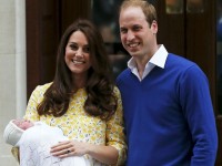 Britain's Prince William and his wife Catherine, Duchess of Cambridge, appear with their baby daughter outside the Lindo Wing of St Mary's Hospital, in London, Britain May 2, 2015. The Duchess of Cambridge, gave birth to a girl on Saturday, the couple's second child and a sister to one-year-old Prince George. REUTERS/Suzanne Plunkett      TPX IMAGES OF THE DAY