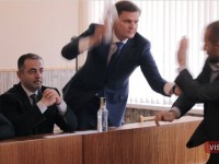 Новый тренд рулит: в Каховке депутат депутата избил колбасой (видео)