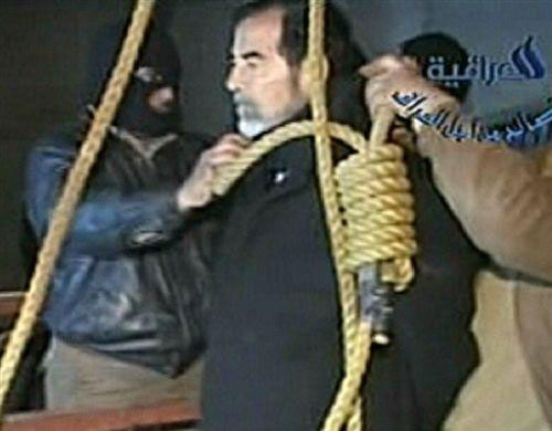 Коллекционеры устроили небывалую «войну» за веревку, на которой был повешен Саддам Хусейн