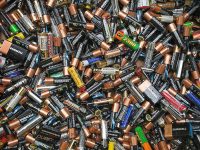 Почему батарейки или аккумуляторы разряжаются даже когда их не используешь