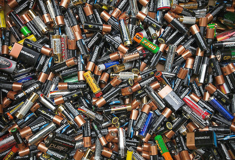 Почему батарейки или аккумуляторы разряжаются даже когда их не используешь