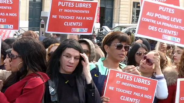 Французы разделились: наказывать или нет клиентов проституток? (видео)