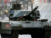 Новейший российский танк заглох на репетиции парада в Москве