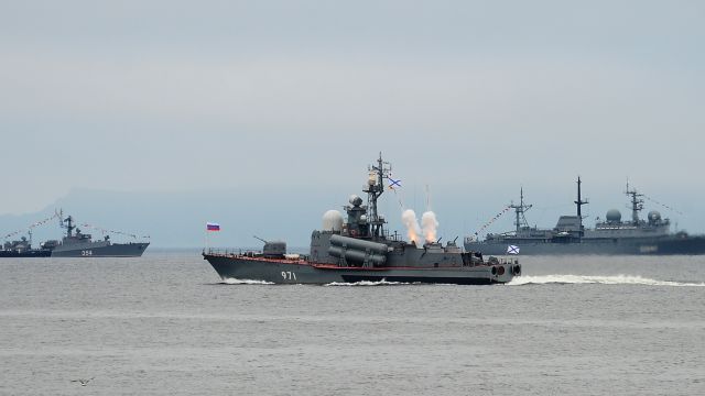 Российские военные катера принудили турецкий торговый корабль изменить курс