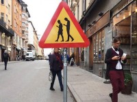 В Финляндии установили дорожный знак, предупреждающий о людях с гаджетами