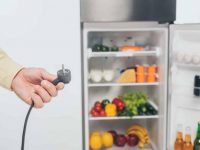 Як захистити холодильник від стрибків напруги?