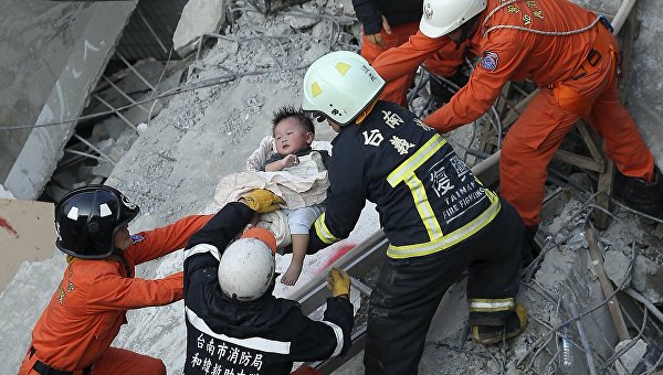 Тайвань: трех людей извлекли живыми из-под завалов за двое суток после землетрясения