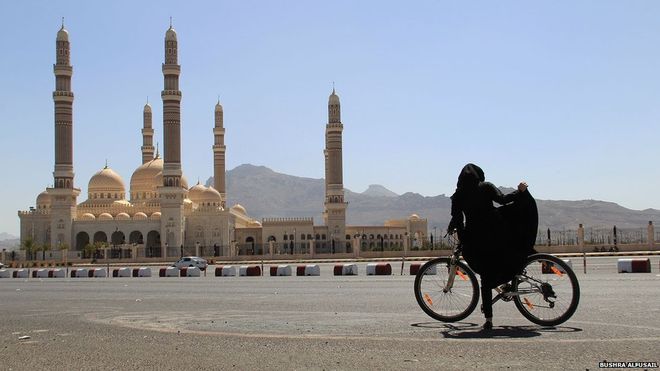 В Йемене война, а жители обеспокоены женщинами на велосипедах