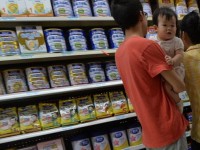 Правительство Китая изымает с полок магазинов детское питание