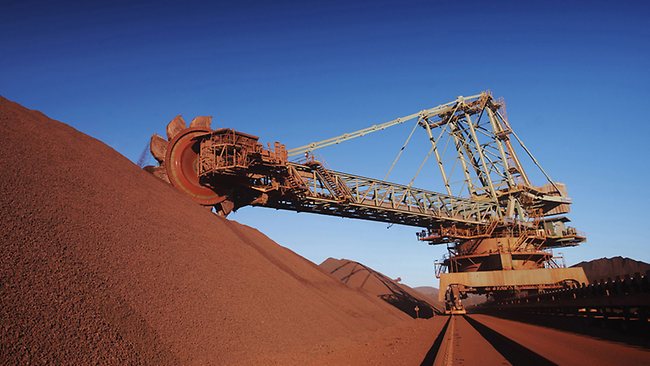 На мировом рынке стремительно падает цена на железную руду