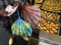 Власти Венесуэлы запретили гражданам покупать продукты чаще двух раз в неделю