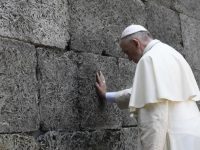 Папа Римский помолился в Аушвице без громких речей