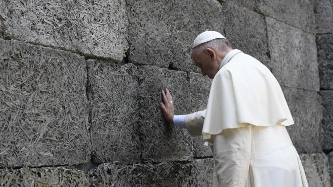 Папа Римский помолился в Аушвице без громких речей