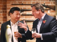 Си Цзиньпин уговаривает Дэвида Кэмерона остаться в Евросоюзе