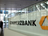 Чистая прибыль Commerzbank в 1-ом полугодии 2015 года выросла вдвое
