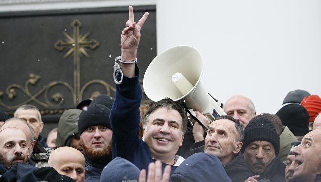 Активисты отбили у конвоя Саакашвили. Аваков призвал политика подчиниться требованиям закона