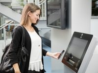 Американцы снимают деньги в банкомате, используя только смартфон