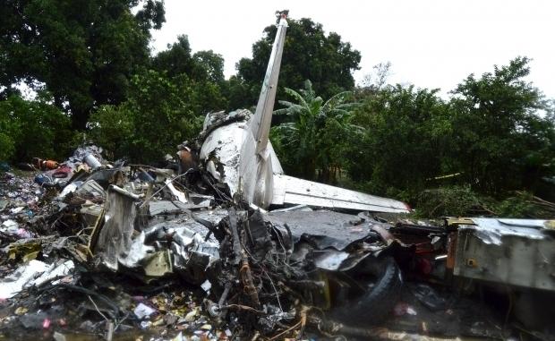 В Африке потерпел крушение самолет Ан-12 с российским экипажем на борту (фото)