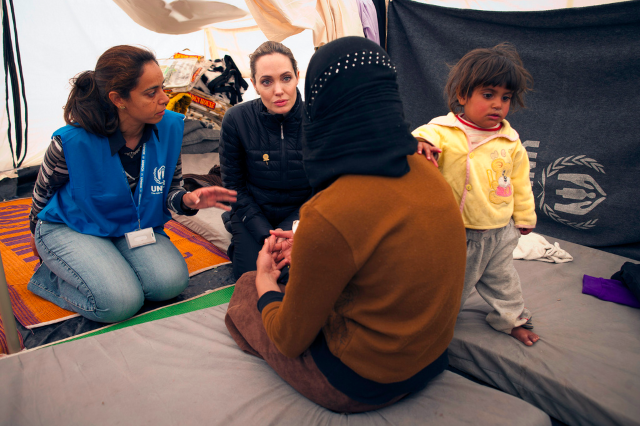 Анджелина Джоли с дочерьми посетила иорданский лагерь для беженцев