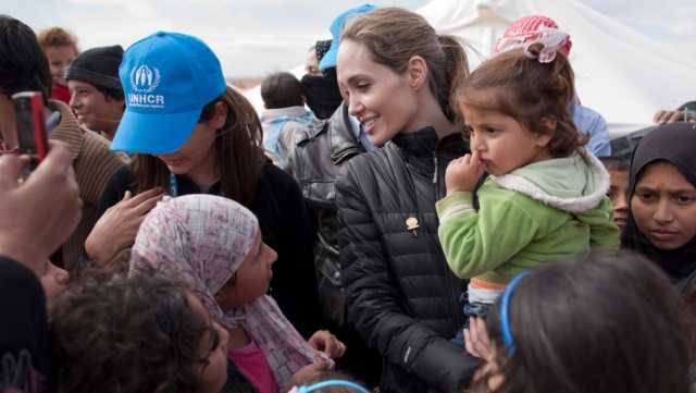 Анджелина Джоли с дочерьми посетила иорданский лагерь для беженцев