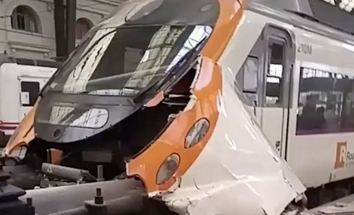 Авария пригородного поезда в Барселоне, есть пострадавшие