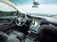 Автопилот Tesla помог избежать столкновения на трассе (видео)