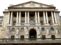 Банк Англии удерживает процентные ставки на низком уровне 0,25%
