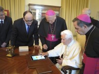Папа Римский Франциск продал свой iPad на аукционе почти за 40 тысяч долларов