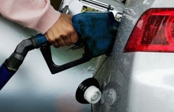 Глава Кабмина считает, что цены на бензин должны снизиться из-за падения мировых цен на нефть