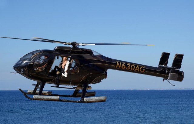 Британская топ-модель 43-летняя Кейт Мосс показала грудь с вертолета